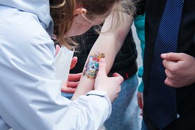 Фестиваль МГУ с переводными татуировками как часть мероприятия